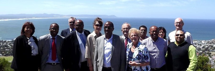 Suid-Afrika se ouditeur-generaal, Kimi Makwethu, en Overstrand se Burgemeester, raadsdame Nicolette Botha-Guthrie, in die geselskap van munisipale bestuurder Coenie Groenewald en sy span direkteure tesame met senior amptenare in Makwethu se kantoor.